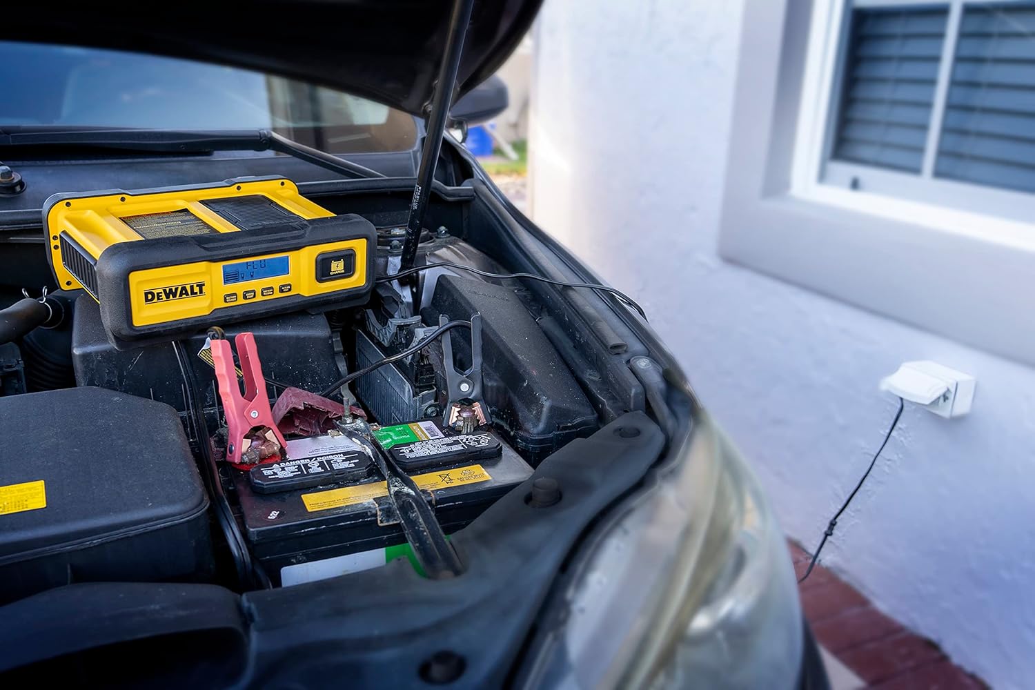 DEWALT DXAEC100 DXAEC100 Professional 30-Amp Battery Charger and 3-Amp Maintainer with 100-Amp Engine Start